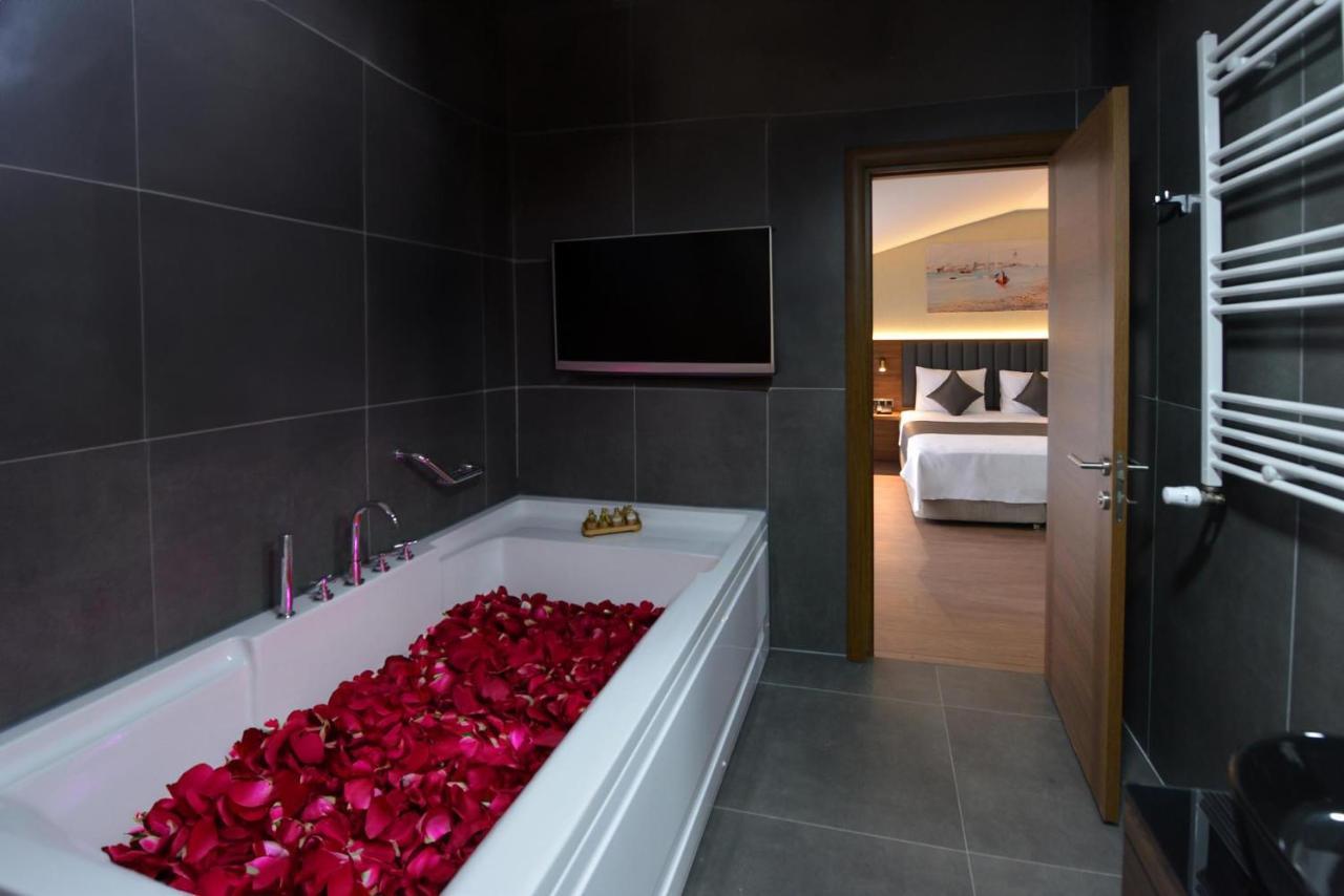 Istport Garden Hotels Arnavutkoy 외부 사진 A bathroom with a television